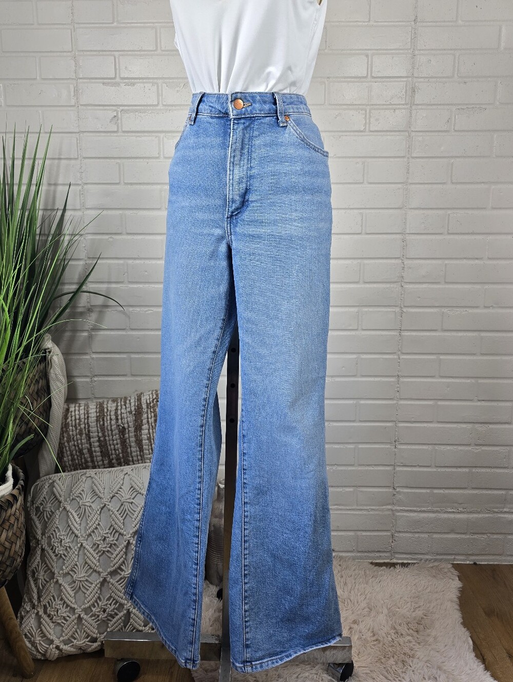 Wrangler High Waist Light Wash Bootcut Jeans Size 29x32